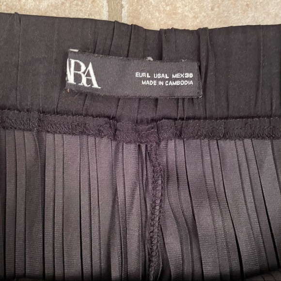 Zara High waisted pleated shorts Large - Picture 4 of 6